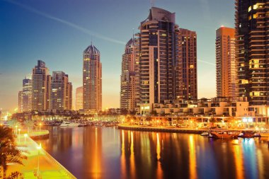 Dubai, Birleşik Arap Emirlikleri - Şubat 2018: Görünüm gece modern gökdelenlerin 