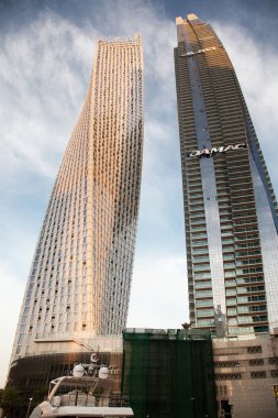 Dubai, Birleşik Arap Emirlikleri - Şubat 2018: Modern gökdelenler parlayan ben görünümünü