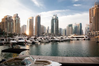 Dubai, Birleşik Arap Emirlikleri - Şubat 2018: Modern gökdelenler parlayan ben görünümünü