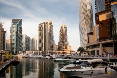 Dubai, Birleşik Arap Emirlikleri - Şubat 2018: Modern gökdelenler parlayan ben görünümünü