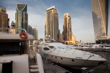 Dubai, Birleşik Arap Emirlikleri - Şubat 2018: Modern gökdelenler parlayan ben görünümünü