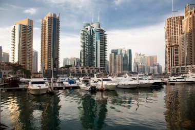 Dubai, Birleşik Arap Emirlikleri - Şubat 2018: Modern gökdelenler parlayan ben görünümünü