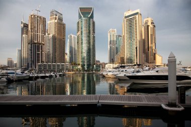 Dubai, Birleşik Arap Emirlikleri - Şubat 2018: Modern gökdelenler parlayan ben görünümünü