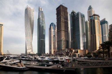 Dubai, Birleşik Arap Emirlikleri - Şubat 2018: Modern gökdelenler parlayan ben görünümünü