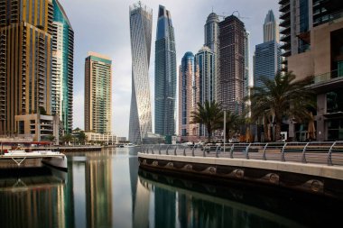 Dubai, Birleşik Arap Emirlikleri - Şubat 2018: Modern gökdelenler parlayan ben görünümünü