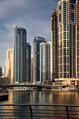 Dubai, Birleşik Arap Emirlikleri - Şubat 2018: Modern gökdelenler parlayan ben görünümünü