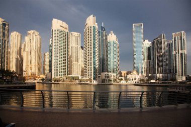 Dubai, Birleşik Arap Emirlikleri - Şubat 2018: Modern gökdelenler parlayan ben görünümünü