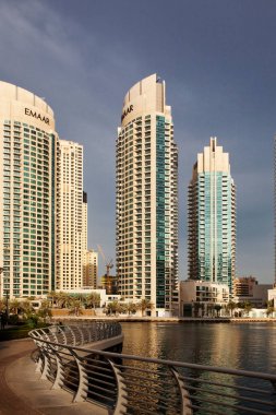 Dubai, Birleşik Arap Emirlikleri - Şubat 2018: Modern gökdelenler parlayan ben görünümünü