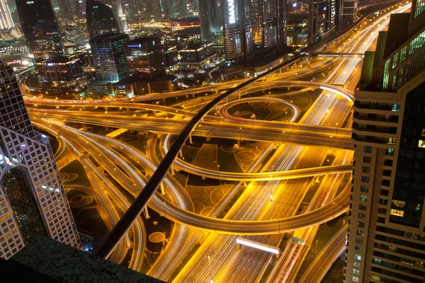 Dubai, uae - februar 2018: nachtverkehr auf einer vielbefahrenen kreuzung — Stockfoto