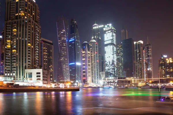 Dubai, Birleşik Arap Emirlikleri - Şubat 2018: Renkli akşamı kanal ve promen