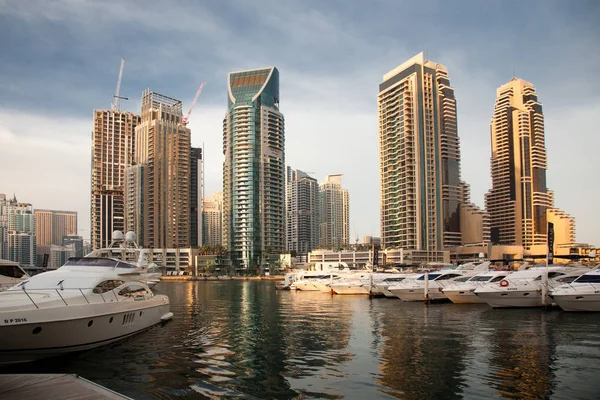 Dubai, Birleşik Arap Emirlikleri - Şubat 2018: Modern gökdelenler parlayan ben görünümünü