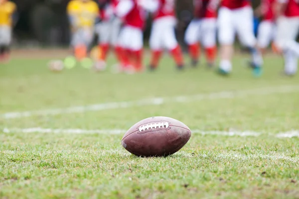 Football américain sur le terrain - joueurs déconcentrés dans le backgr — Photo