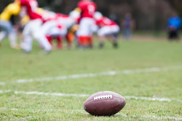 American Football auf dem Feld - defokussierte Spieler im Hintergrund — Stockfoto