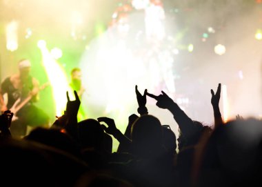 Konserde el kaldıran kalabalık - yaz müzik festivali