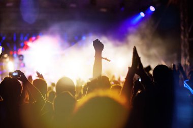 Konserde el kaldıran kalabalık - yaz müzik festivali