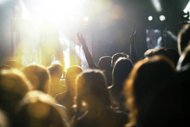 Konserde el kaldıran kalabalık - yaz müzik festivali