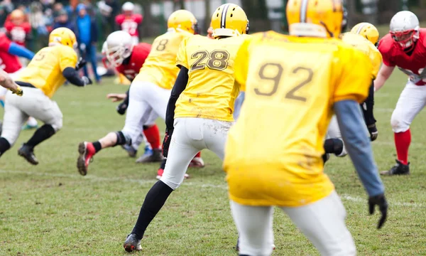 American football-wedstrijd - spelers in actie — Stockfoto