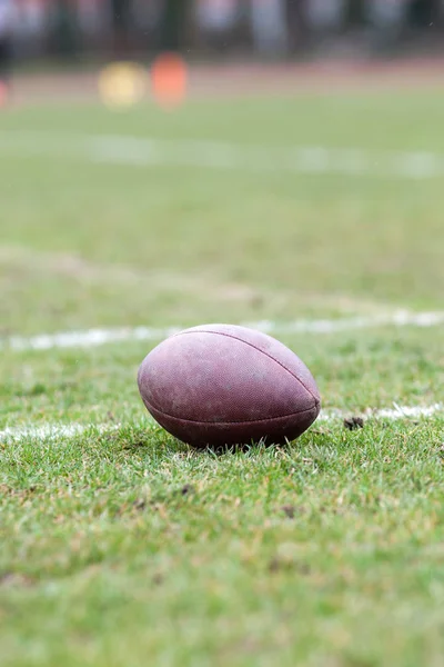 Football américain sur le terrain - joueurs déconcentrés dans le backgr — Photo