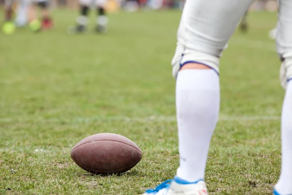 Futbol amerykański na polu - gracze rozmyte w tle — Zdjęcie stockowe