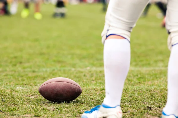 American Football auf dem Feld - defokussierte Spieler im Hintergrund — Stockfoto