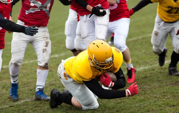 American football-wedstrijd - spelers in actie — Stockfoto