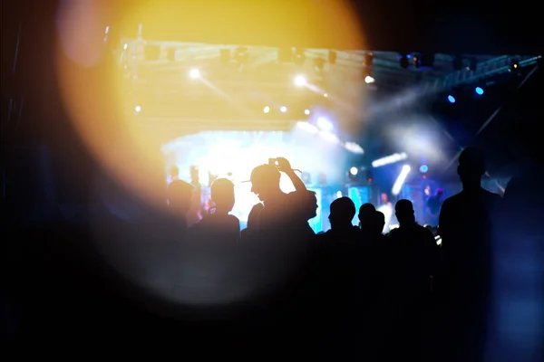 Multitud con las manos levantadas en concierto - festival de música de verano — Foto de Stock