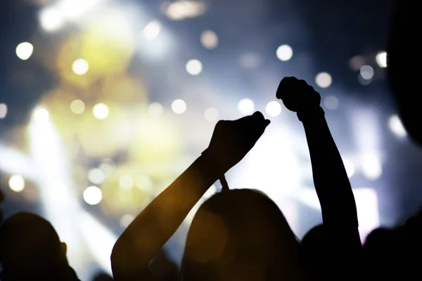 Толпа с поднятыми руками на концерте - летний музыкальный фестиваль — стоковое фото
