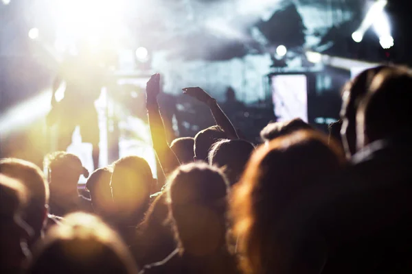 Foule avec les mains levées au concert - festival de musique d'été — Photo