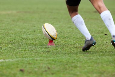 rugby oyuncusu oyun sırasında oval topa hazırlanılıyor