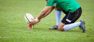 rugby oyuncusu oyun sırasında oval topa hazırlanılıyor