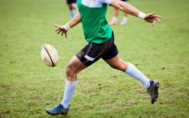 rugby oyuncusu oyun sırasında oval topa hazırlanılıyor