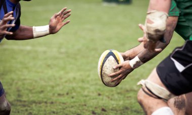 rugby oyuncusu oyun sırasında oval topa hazırlanılıyor