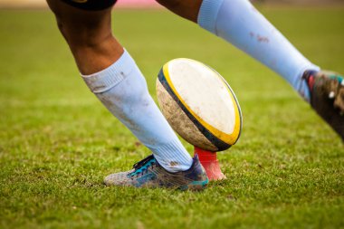 rugby oyuncusu oyun sırasında oval topa hazırlanılıyor
