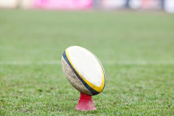 Giocatore Rugby Che Prepara Calciare Palla Ovale Durante Partita — Foto Stock
