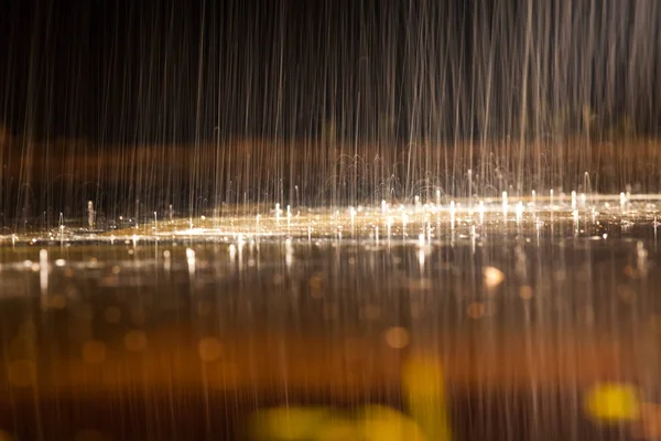 Yağmur Arka Planı Gece Aydınlandı Yavaş Çekim — Stok fotoğraf