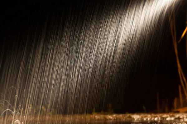 Regenhintergrund Nachts Beleuchtet Zeitlupe — Stockfoto