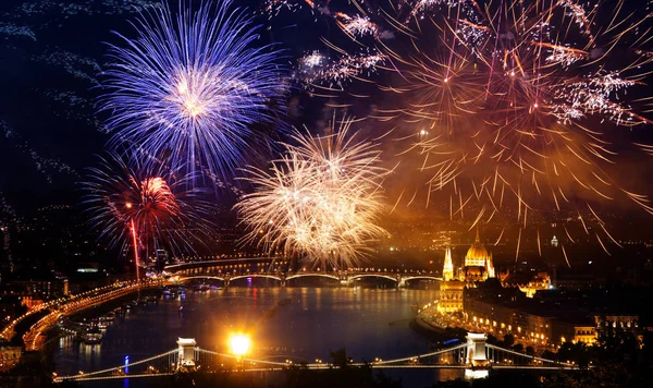 Winter holiday destination Budapest fireworks over Hungarian par — ストック写真