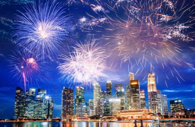 Yeni yıl arifesinde Singapur 'da havai fişekler.