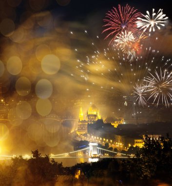 Budapeşte 'de kış tatili havai fişekleri.