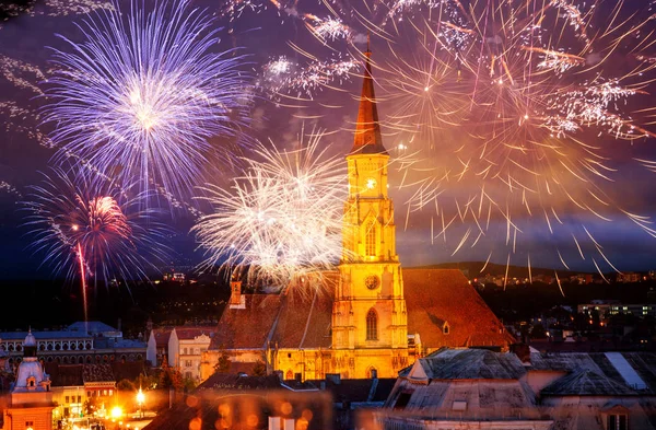 Fuochi d'artificio sulla destinazione Cluj-Napoca Capodanno — Foto Stock