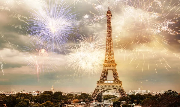 Feux d'artifice sur la tour Eiffel destination Nouvel An — Photo