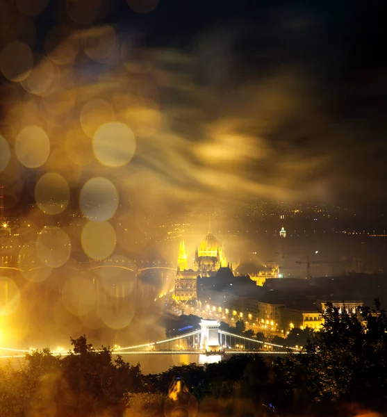 Winter holiday destination Budapest fireworks over Hungarian par — Stock Photo, Image