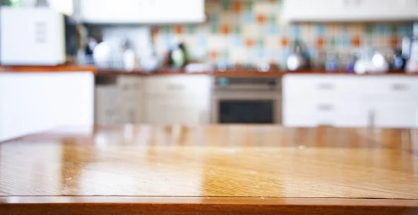 Размытый интерьер кухни с салфеткой на столе — стоковое фото