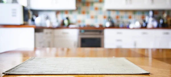 Wazig keukeninterieur met servet op tafel — Stockfoto