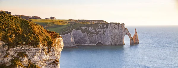 Paisagem costeira ao longo da Falaise d 'Aval o famoso clif branco — Fotografia de Stock