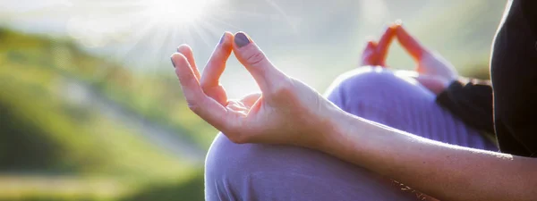 Mujer haciendo yoga en hermoso fondo de la naturaleza al atardecer o sol — Foto de Stock