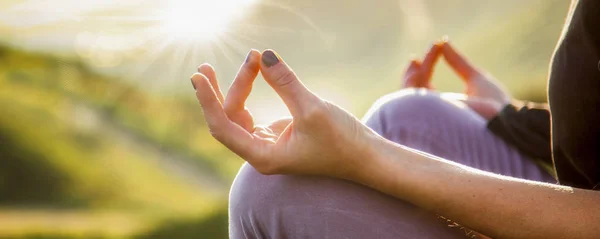 Mujer haciendo yoga en hermoso fondo de la naturaleza al atardecer o sol — Foto de Stock