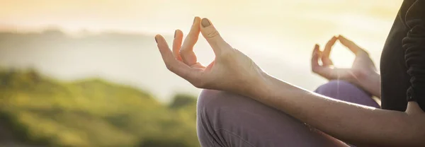 Kvinna som gör yoga i vacker natur bakgrund vid solnedgången eller solen — Stockfoto