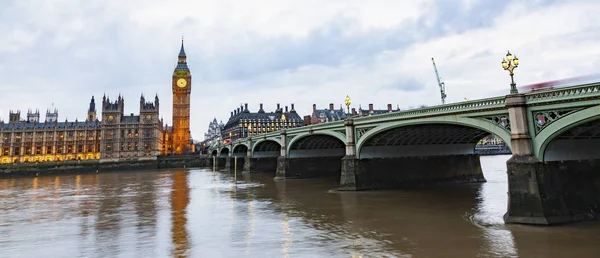 ロンドンの夜の議会の大きなベンと家は — ストック写真