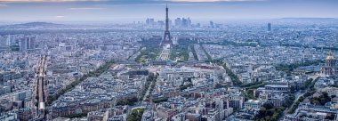 ikonik Eyfel Kulesi ile günbatımı Paris üzerinde havadan görünümü